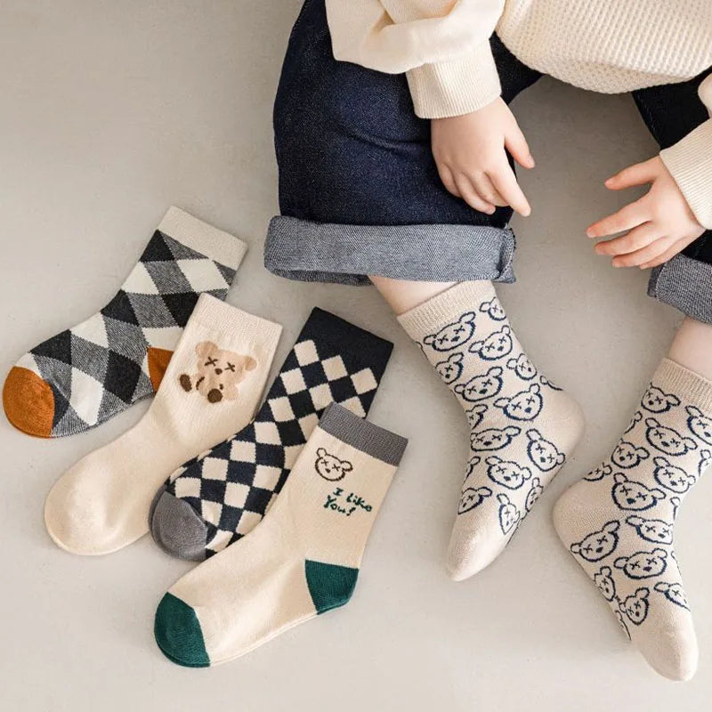 5 pares/lote Meias de bebê fofas com urso e xadrez Primavera Outono Algodão macio Meias médias para meninos e meninas Meias casuais esportivas.