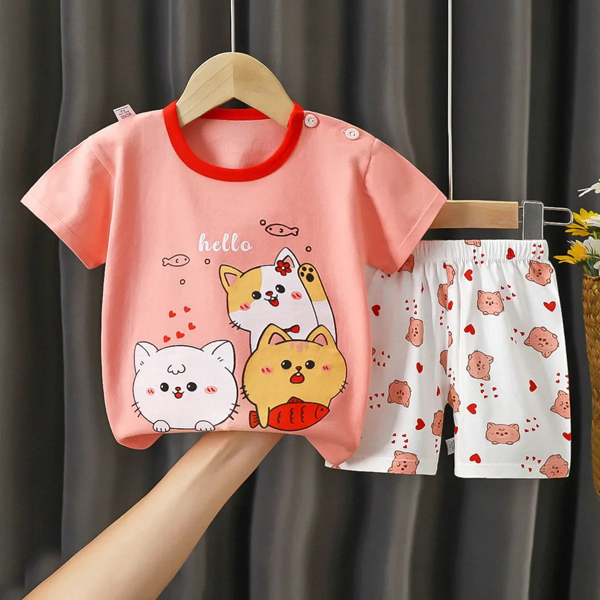 Conjunto de Verão para Meninas de 2 a 6 Anos. Camiseta de Algodão de Manga Curta e Shorts. Conjunto Infantil com Unicórnio e Girafa em Estilo Cartoon.