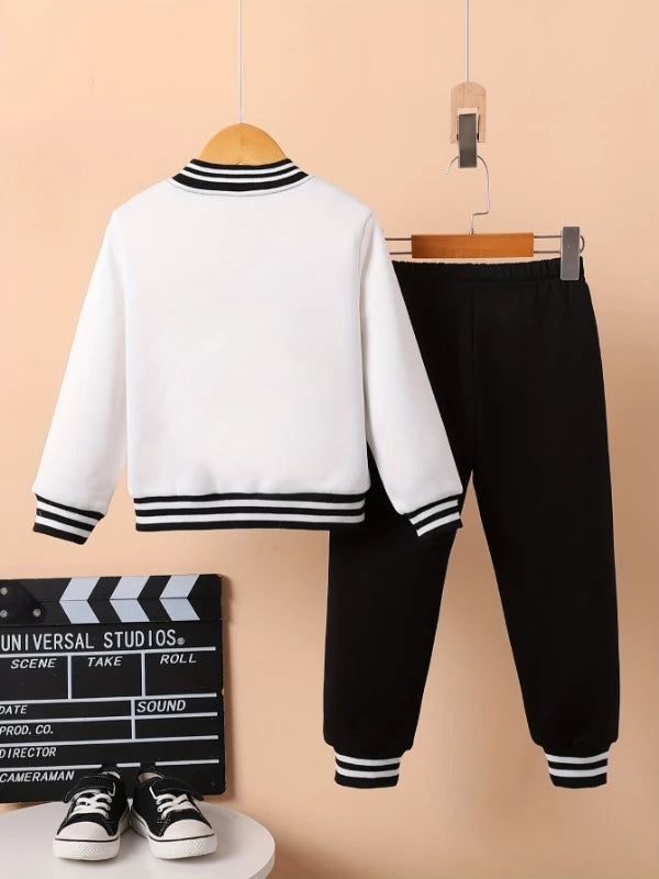 Conjunto de duas peças para meninos: Jaqueta varsity preta e branca com letra 'A' e calça moletom.