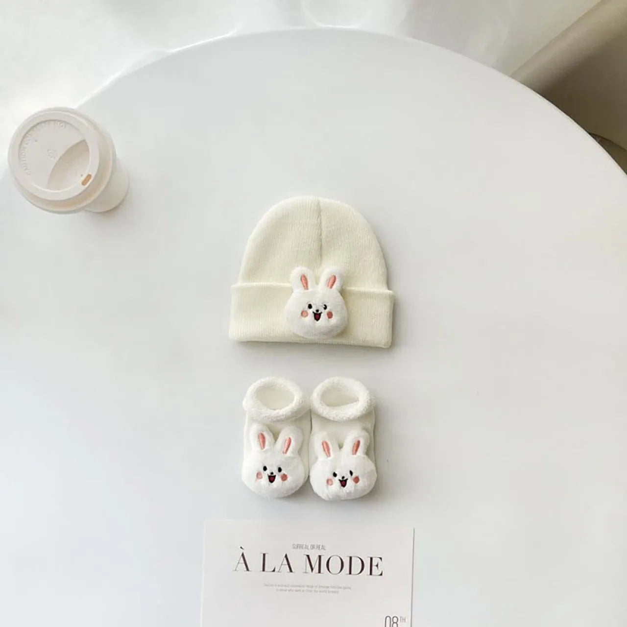 Kit Inverno para Bebê – Gorro de Tricô com Animais Fofos + Meias Quentinhas para Meninos e Meninas