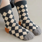 5 pares/lote Meias de bebê fofas com urso e xadrez Primavera Outono Algodão macio Meias médias para meninos e meninas Meias casuais esportivas.