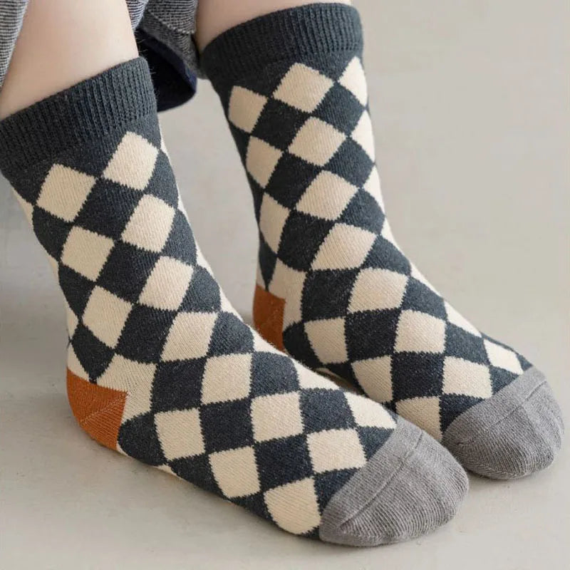 5 pares/lote Meias de bebê fofas com urso e xadrez Primavera Outono Algodão macio Meias médias para meninos e meninas Meias casuais esportivas.