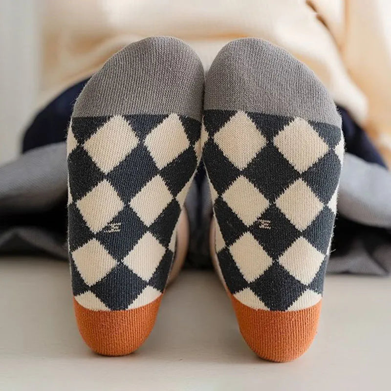 5 pares/lote Meias de bebê fofas com urso e xadrez Primavera Outono Algodão macio Meias médias para meninos e meninas Meias casuais esportivas.