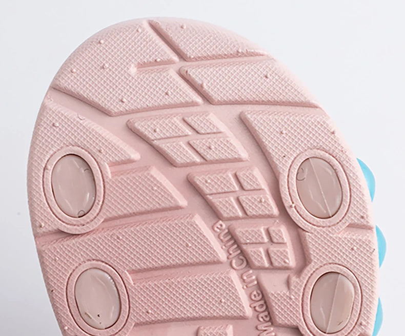 Sandálias esportivas infantis com padrões geométricos, respirável, resistente ao desgaste, macia, com velcro ajustável para meninos e meninas.