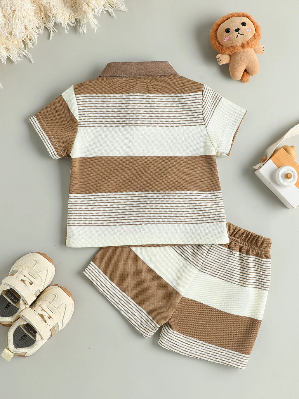 Conjunto Infantil Masculino Casual de Verão – Camiseta Listrada com Estampa de Urso e Shorts