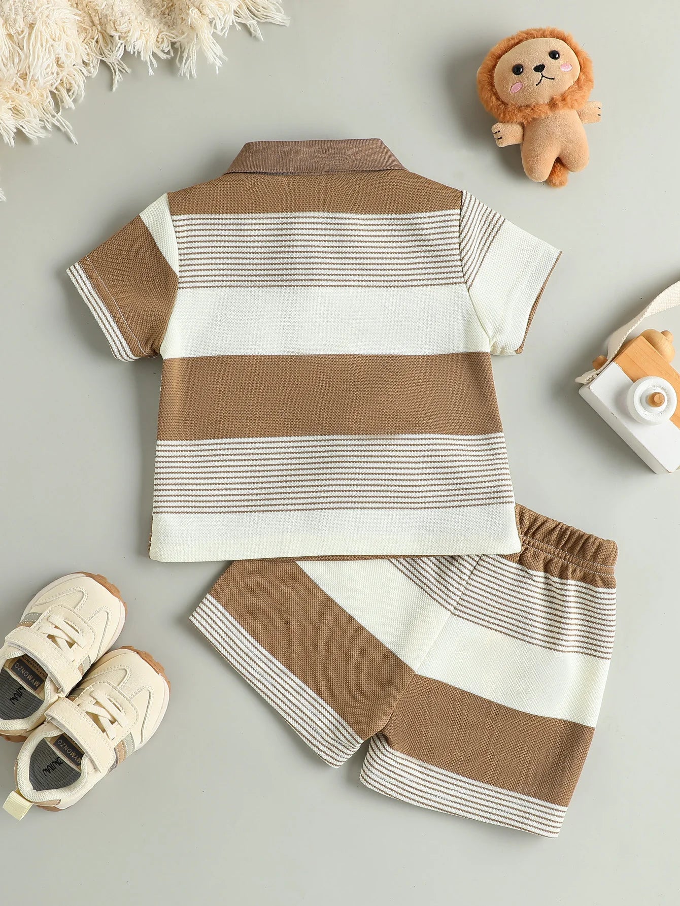 Conjunto Infantil Masculino Casual de Verão – Camiseta Listrada com Estampa de Urso e Shorts