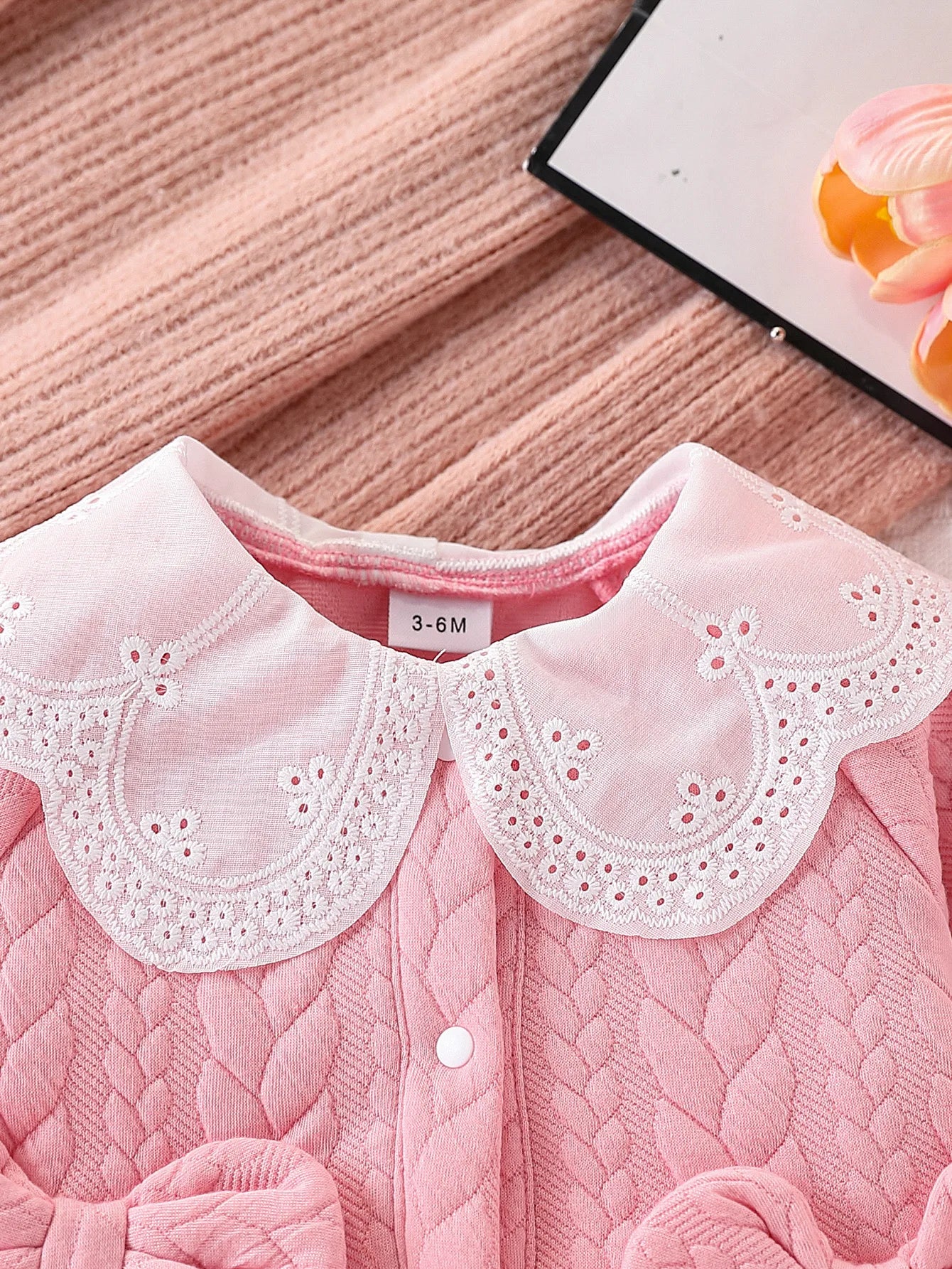 Macacão rosa grosso de uma peça para bebês meninas, com tecido acolchoado de tricô com cabo, gola de boneca com renda vazada, laço duplo, botões de pressão na frente e no entrepernas, quentinho e fofo.