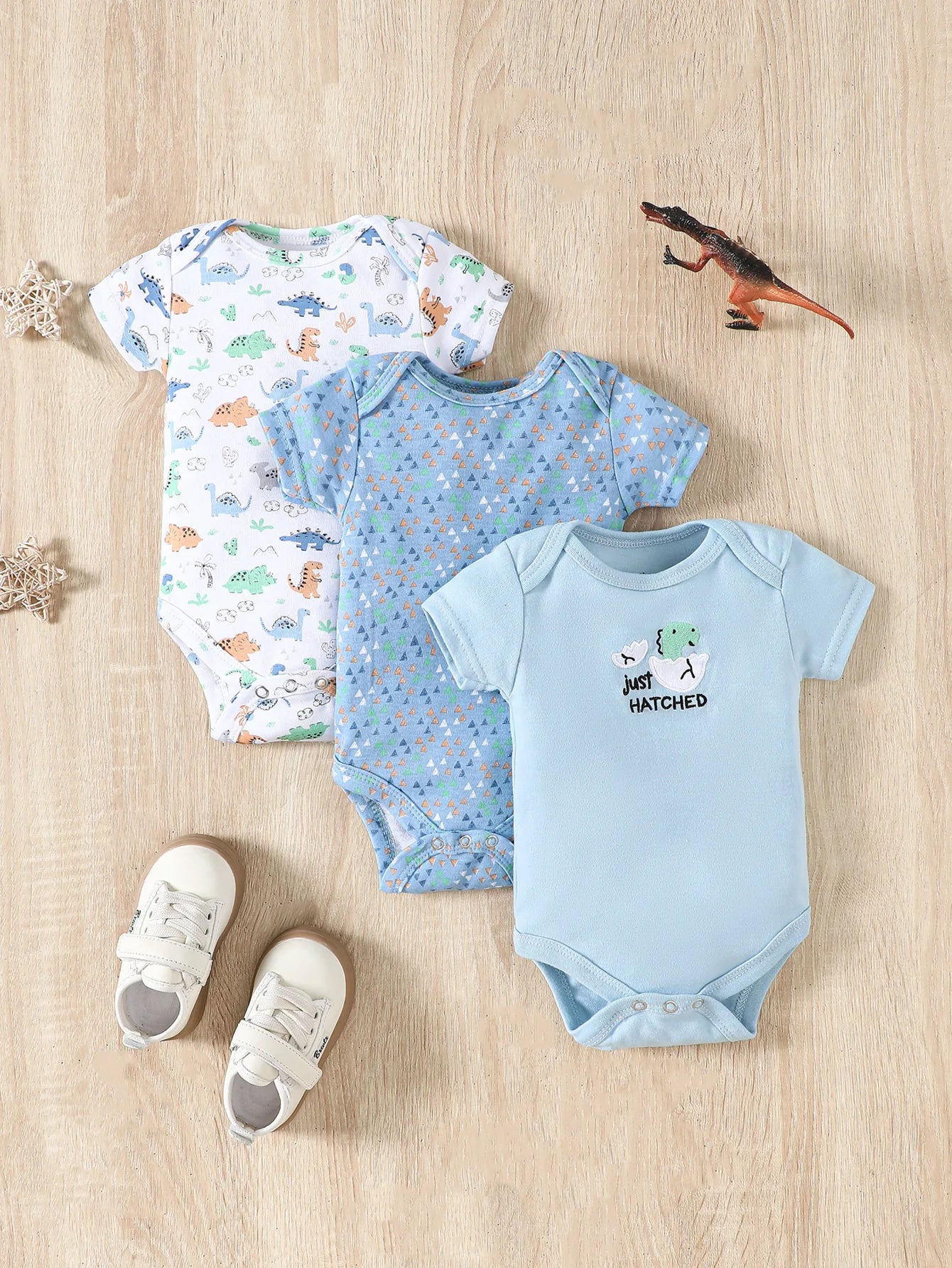Conjunto Bodysuit de Verão para Bebê. Com Estampa de Dinossauro e Listras para Meninos de 0 a 9 Meses. 3 peças.