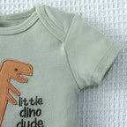 Conjunto Bodysuit de Verão para Bebê. Com Estampa de Dinossauro e Listras para Meninos de 0 a 9 Meses. 3 peças.