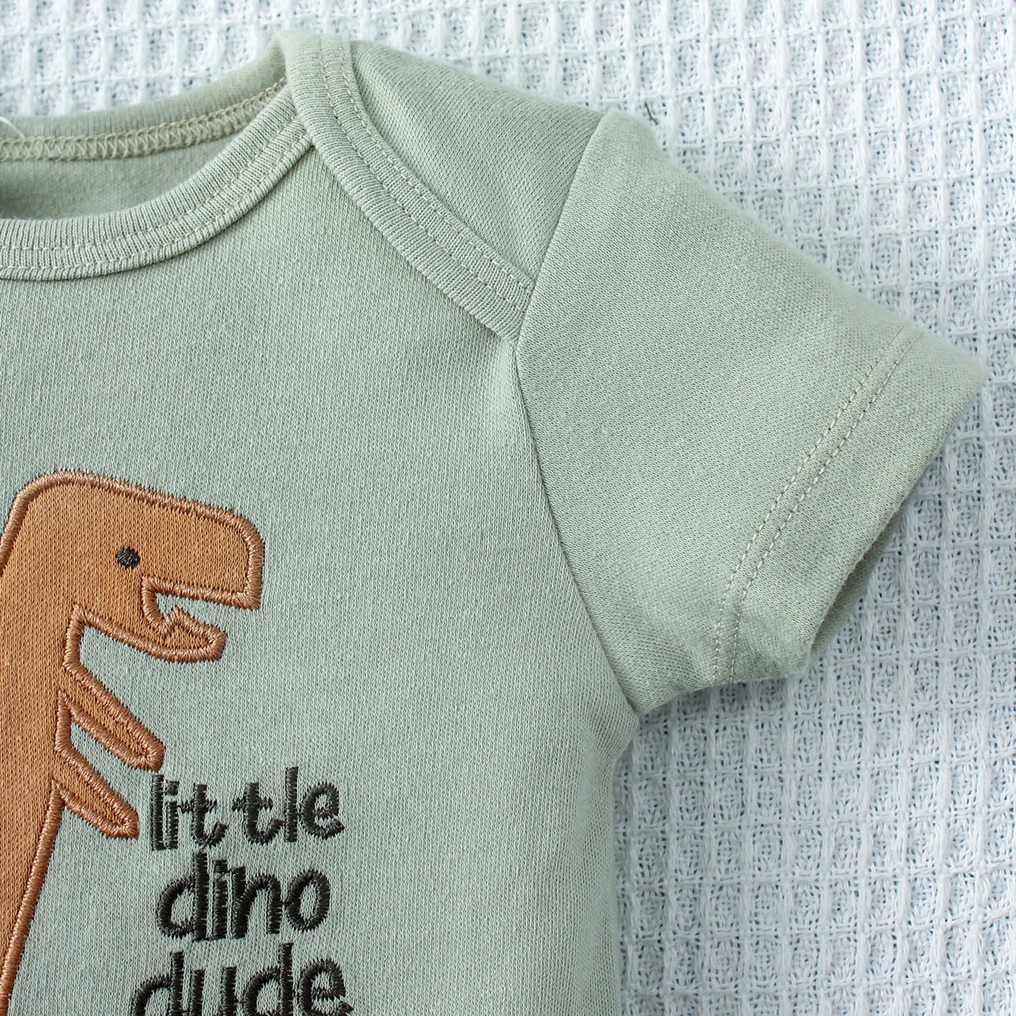 Conjunto Bodysuit de Verão para Bebê. Com Estampa de Dinossauro e Listras para Meninos de 0 a 9 Meses. 3 peças.