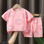 Conjunto de Verão para Meninas de 2 a 6 Anos. Camiseta de Algodão de Manga Curta e Shorts. Conjunto Infantil com Unicórnio e Girafa em Estilo Cartoon.