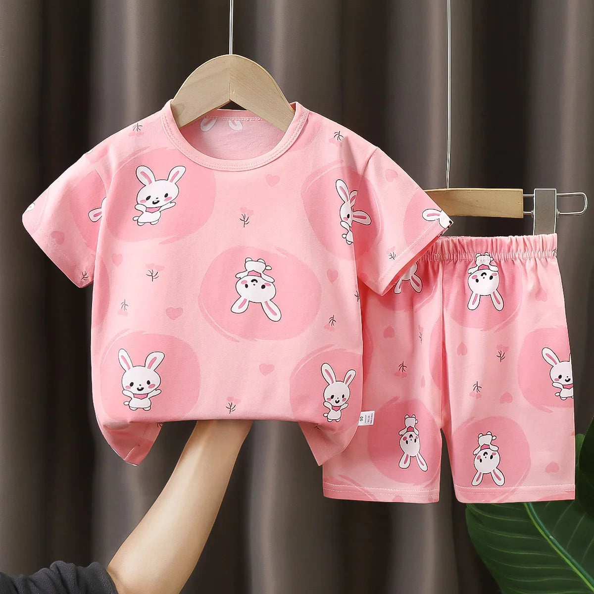 Conjunto de Verão para Meninas de 2 a 6 Anos. Camiseta de Algodão de Manga Curta e Shorts. Conjunto Infantil com Unicórnio e Girafa em Estilo Cartoon.