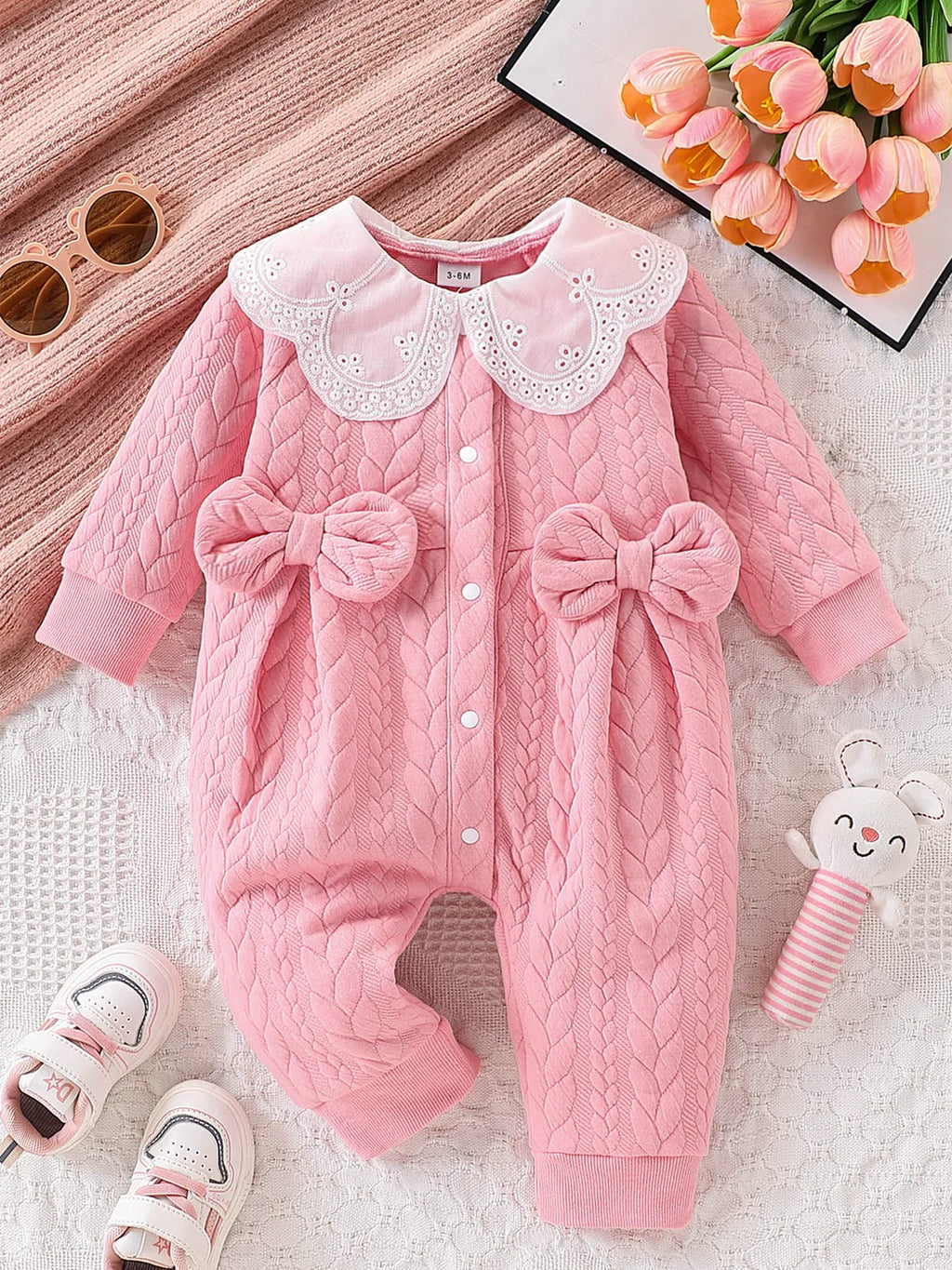 Macacão rosa grosso de uma peça para bebês meninas, com tecido acolchoado de tricô com cabo, gola de boneca com renda vazada, laço duplo, botões de pressão na frente e no entrepernas, quentinho e fofo.
