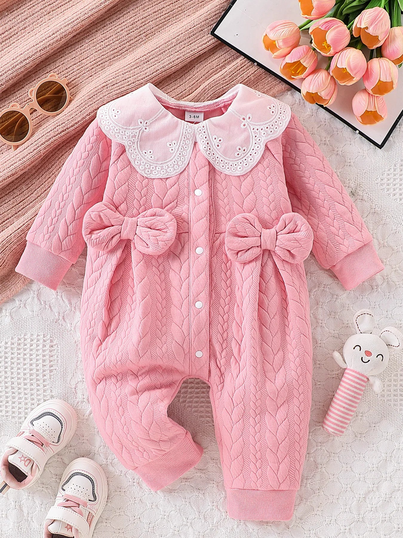 Macacão rosa grosso de uma peça para bebês meninas, com tecido acolchoado de tricô com cabo, gola de boneca com renda vazada, laço duplo, botões de pressão na frente e no entrepernas, quentinho e fofo.
