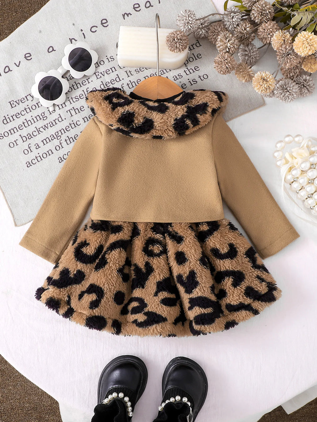 Vestido de Pelúcia Estampa de Onça 'Pequena Princesa' para Menina + Conjunto com Casaco Curto com Lapela. Conjunto Quentinho e Estiloso.