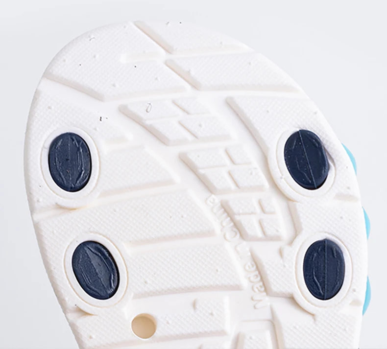 Sandálias esportivas infantis com padrões geométricos, respirável, resistente ao desgaste, macia, com velcro ajustável para meninos e meninas.