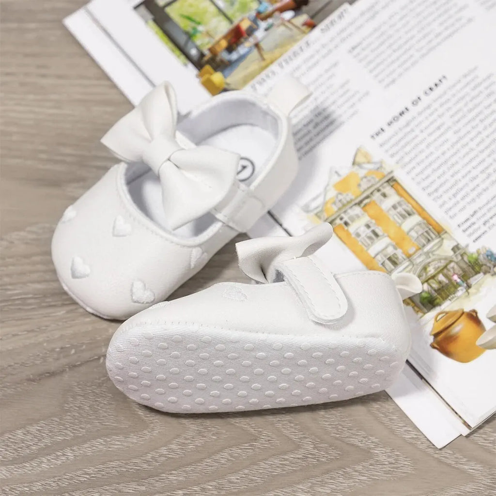 Meckior Sapatos de Bebê Clássicos com Laço Fofo em Forma de Coração. Solado Antiderrapante. Sapatos para Bebês e Meninas de 0-18 meses