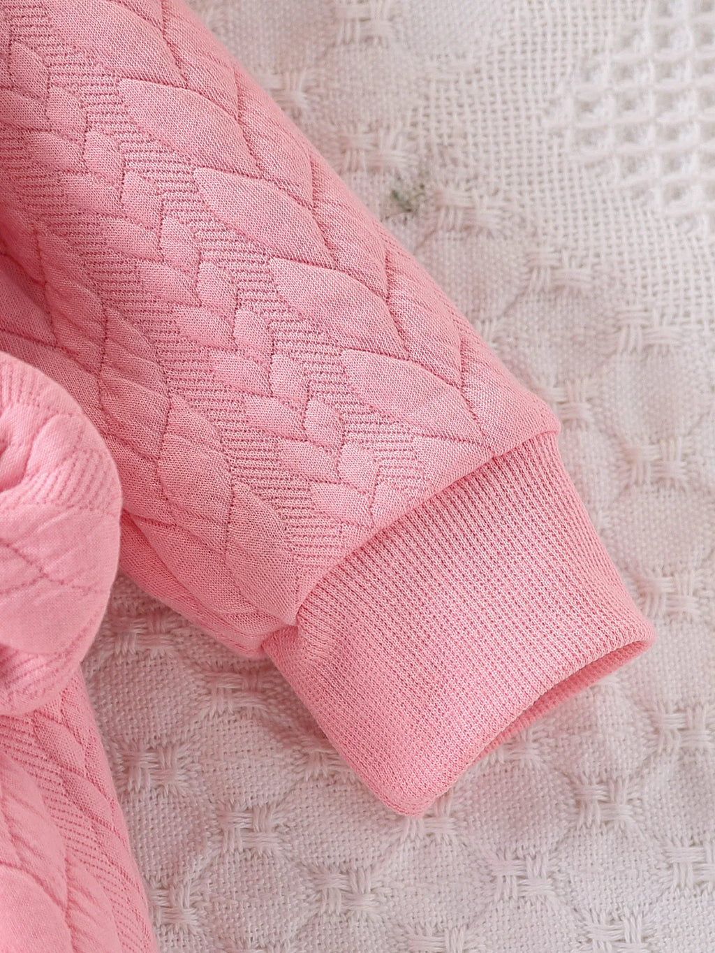 Macacão rosa grosso de uma peça para bebês meninas, com tecido acolchoado de tricô com cabo, gola de boneca com renda vazada, laço duplo, botões de pressão na frente e no entrepernas, quentinho e fofo.