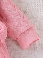 Macacão rosa grosso de uma peça para bebês meninas, com tecido acolchoado de tricô com cabo, gola de boneca com renda vazada, laço duplo, botões de pressão na frente e no entrepernas, quentinho e fofo.