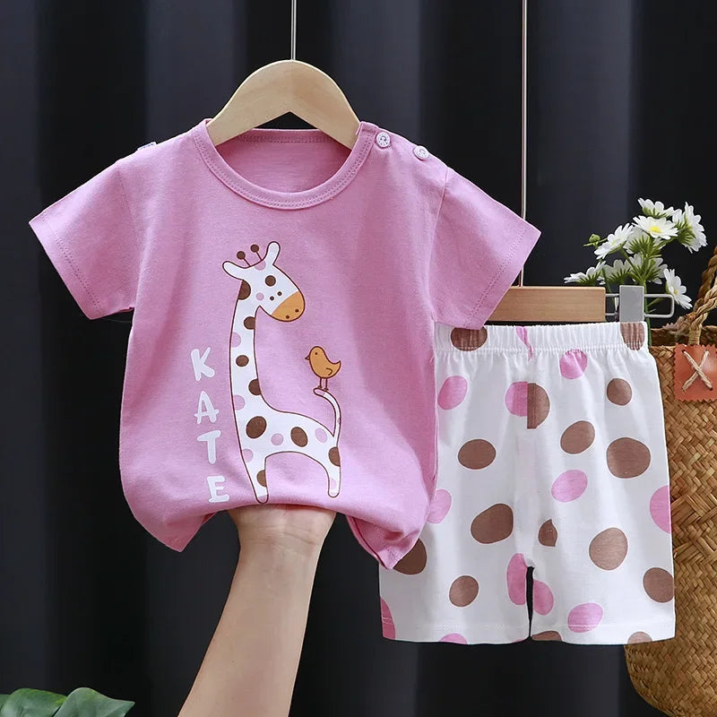 Conjunto de Verão para Meninas de 2 a 6 Anos. Camiseta de Algodão de Manga Curta e Shorts. Conjunto Infantil com Unicórnio e Girafa em Estilo Cartoon.
