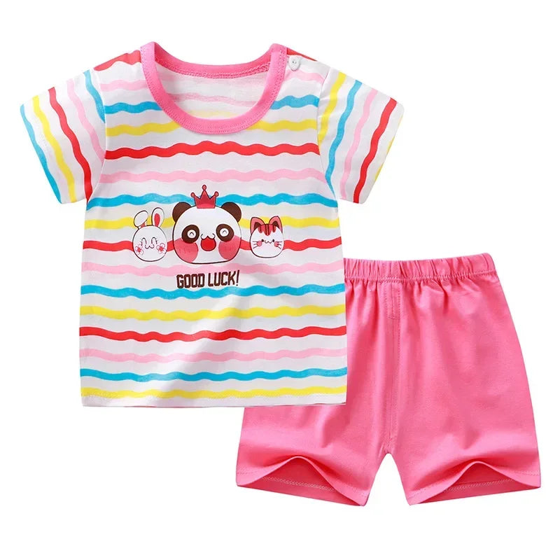 Conjunto de Verão para Meninas de 2 a 6 Anos. Camiseta de Algodão de Manga Curta e Shorts. Conjunto Infantil com Unicórnio e Girafa em Estilo Cartoon.
