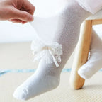 Meia-calça de bebê para meninas, com renda, laço e flor, meias finas para verão, primavera e outono, meias de malha para recém-nascidos e crianças pequenas.