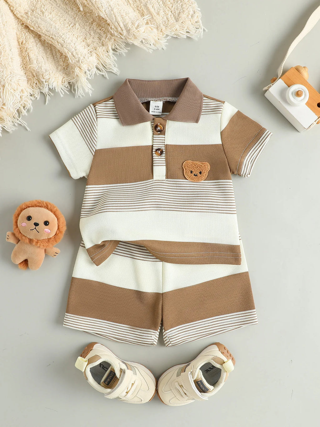 Conjunto Infantil Masculino Casual de Verão – Camiseta Listrada com Estampa de Urso e Shorts