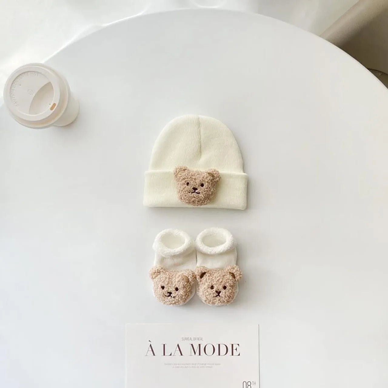 Kit Inverno para Bebê – Gorro de Tricô com Animais Fofos + Meias Quentinhas para Meninos e Meninas