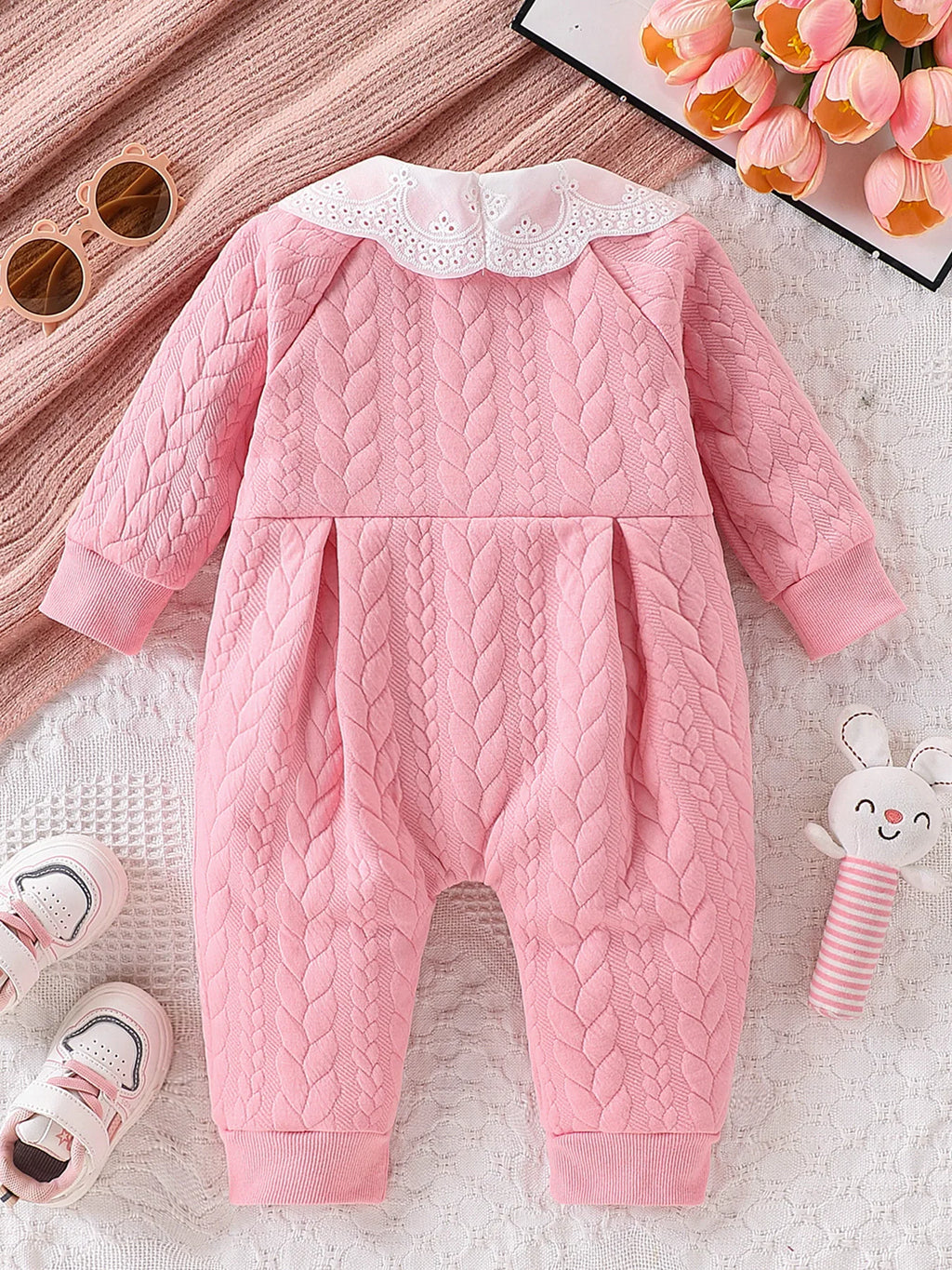 Macacão rosa grosso de uma peça para bebês meninas, com tecido acolchoado de tricô com cabo, gola de boneca com renda vazada, laço duplo, botões de pressão na frente e no entrepernas, quentinho e fofo.