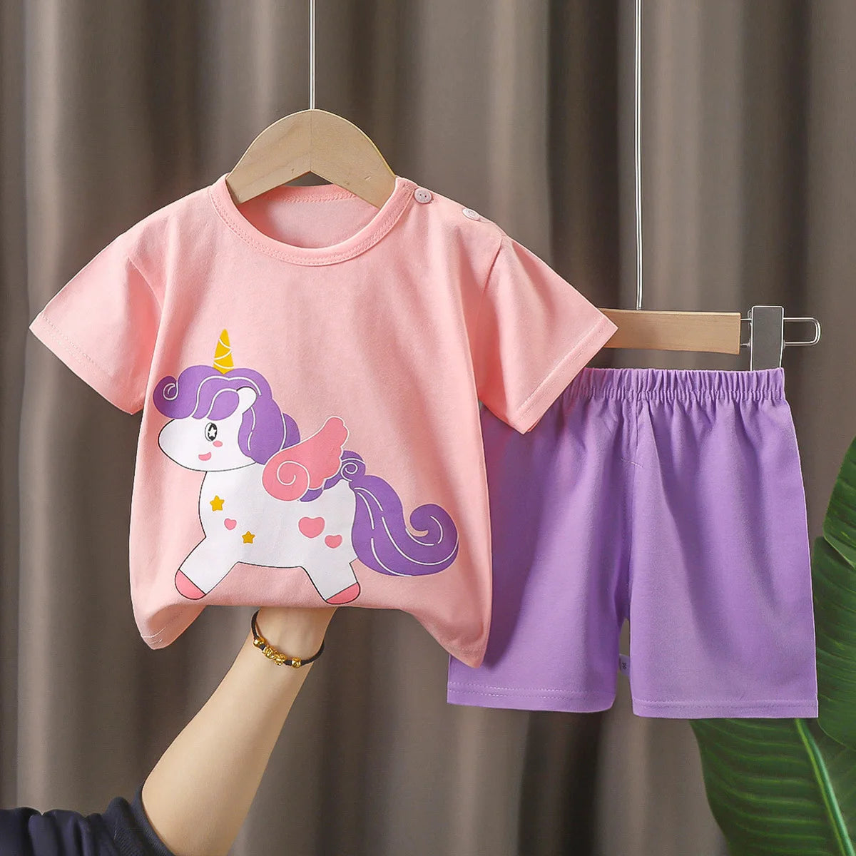 Conjunto  para Bebê Menina Camiseta de Manga Curta e Shorts. Roupas Infantis Idades 0-4 Anos.