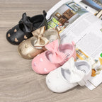 Meckior Sapatos de Bebê Clássicos com Laço Fofo em Forma de Coração. Solado Antiderrapante. Sapatos para Bebês e Meninas de 0-18 meses