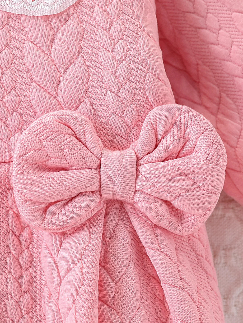 Macacão rosa grosso de uma peça para bebês meninas, com tecido acolchoado de tricô com cabo, gola de boneca com renda vazada, laço duplo, botões de pressão na frente e no entrepernas, quentinho e fofo.