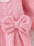 Macacão rosa grosso de uma peça para bebês meninas, com tecido acolchoado de tricô com cabo, gola de boneca com renda vazada, laço duplo, botões de pressão na frente e no entrepernas, quentinho e fofo.