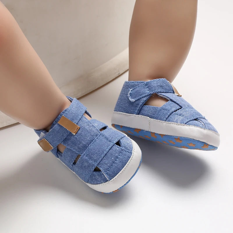 Tênis de Bebê Menino e Menina Recém-Nascido Moda Tênis de Lona Solas Macias Primeiros Sapatos para Andar Sandálias Respiráveis Sapatos Populares de Praia de Verão.