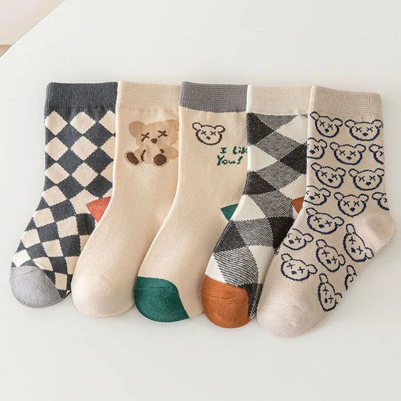 5 pares/lote Meias de bebê fofas com urso e xadrez Primavera Outono Algodão macio Meias médias para meninos e meninas Meias casuais esportivas.