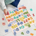 Quebra-cabeça educativo de madeira com letras maiúsculas e minúsculas do alfabeto. Jogo em família, crianças e pré-escolares.