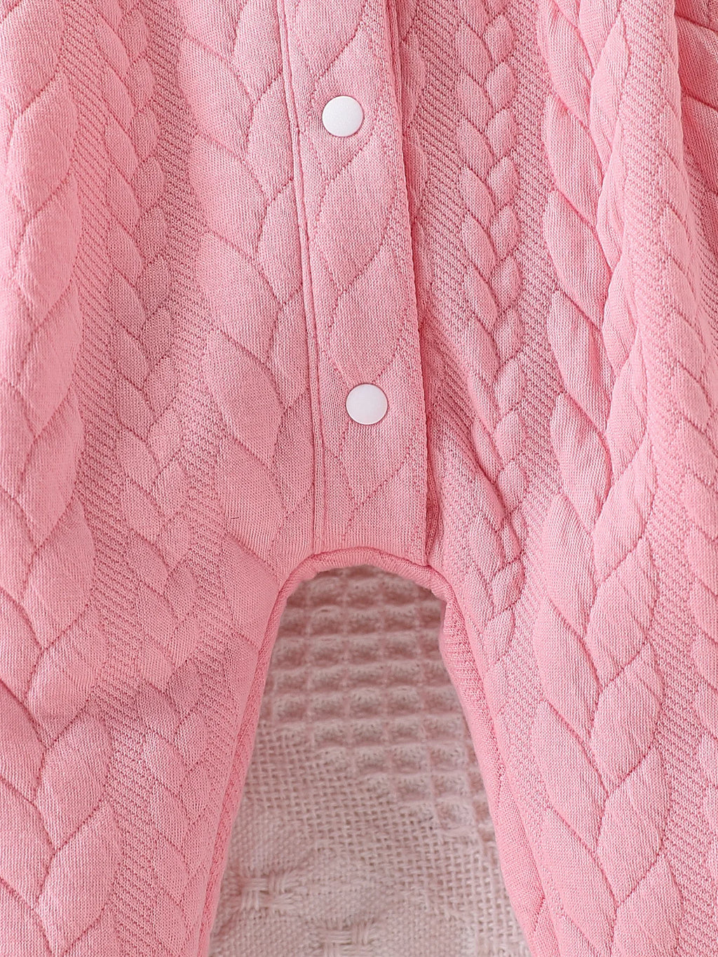 Macacão rosa grosso de uma peça para bebês meninas, com tecido acolchoado de tricô com cabo, gola de boneca com renda vazada, laço duplo, botões de pressão na frente e no entrepernas, quentinho e fofo.