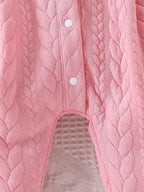 Macacão rosa grosso de uma peça para bebês meninas, com tecido acolchoado de tricô com cabo, gola de boneca com renda vazada, laço duplo, botões de pressão na frente e no entrepernas, quentinho e fofo.