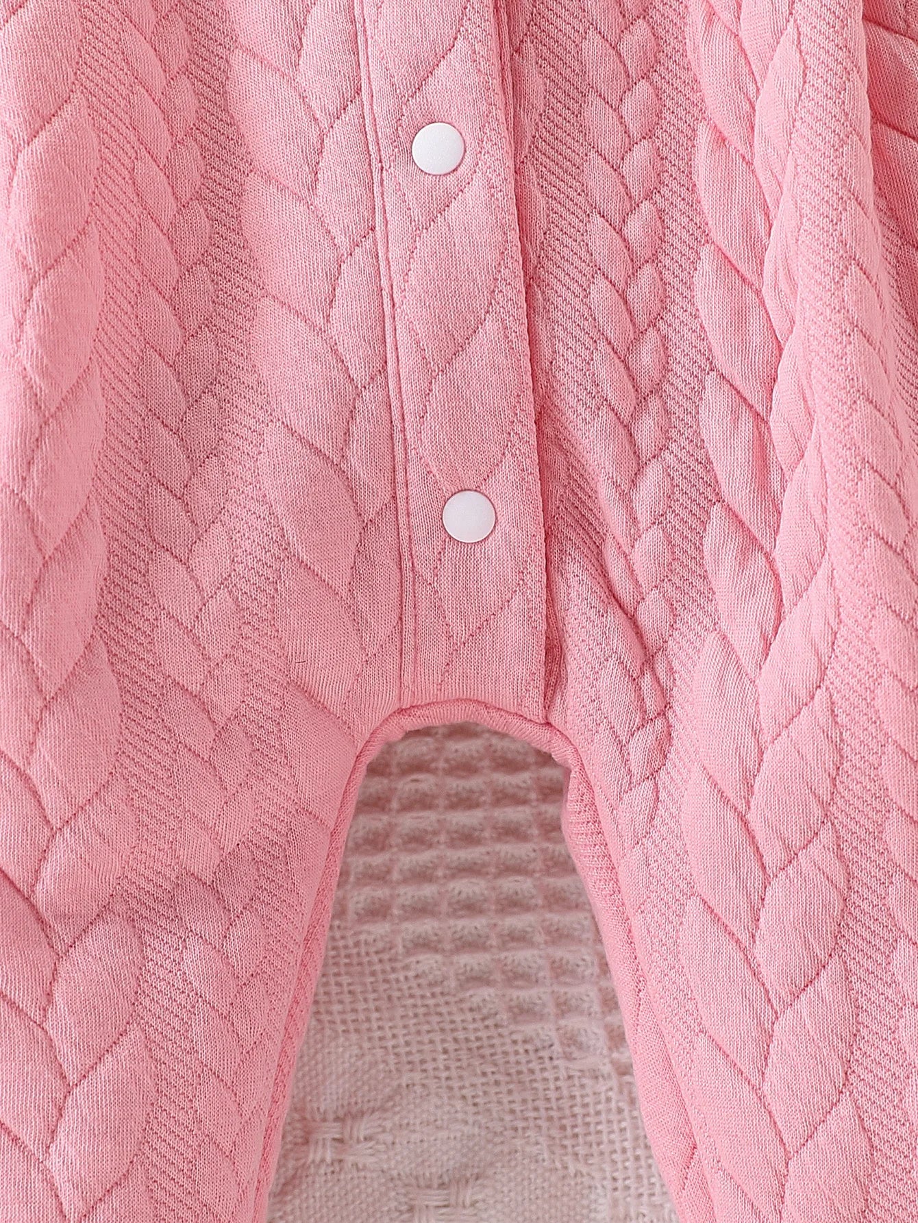 Macacão rosa grosso de uma peça para bebês meninas, com tecido acolchoado de tricô com cabo, gola de boneca com renda vazada, laço duplo, botões de pressão na frente e no entrepernas, quentinho e fofo.