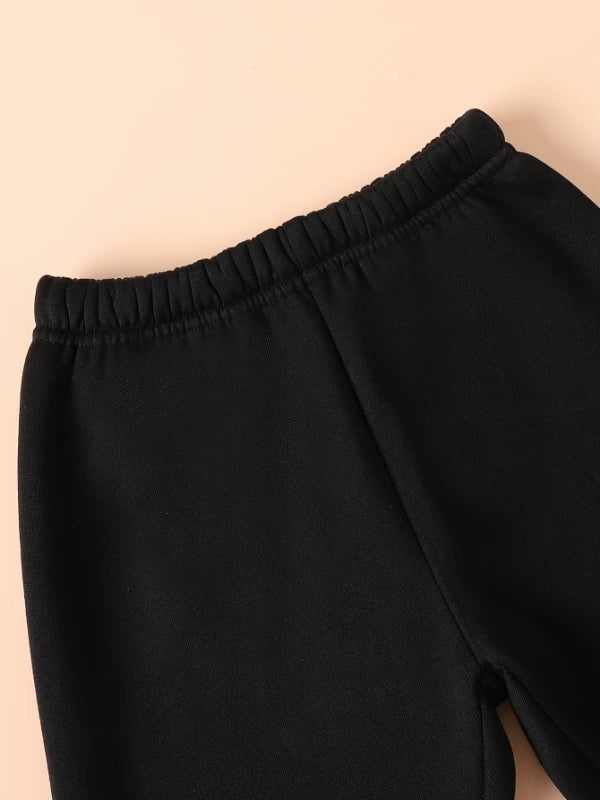 Conjunto de duas peças para meninos: Jaqueta varsity preta e branca com letra 'A' e calça moletom.