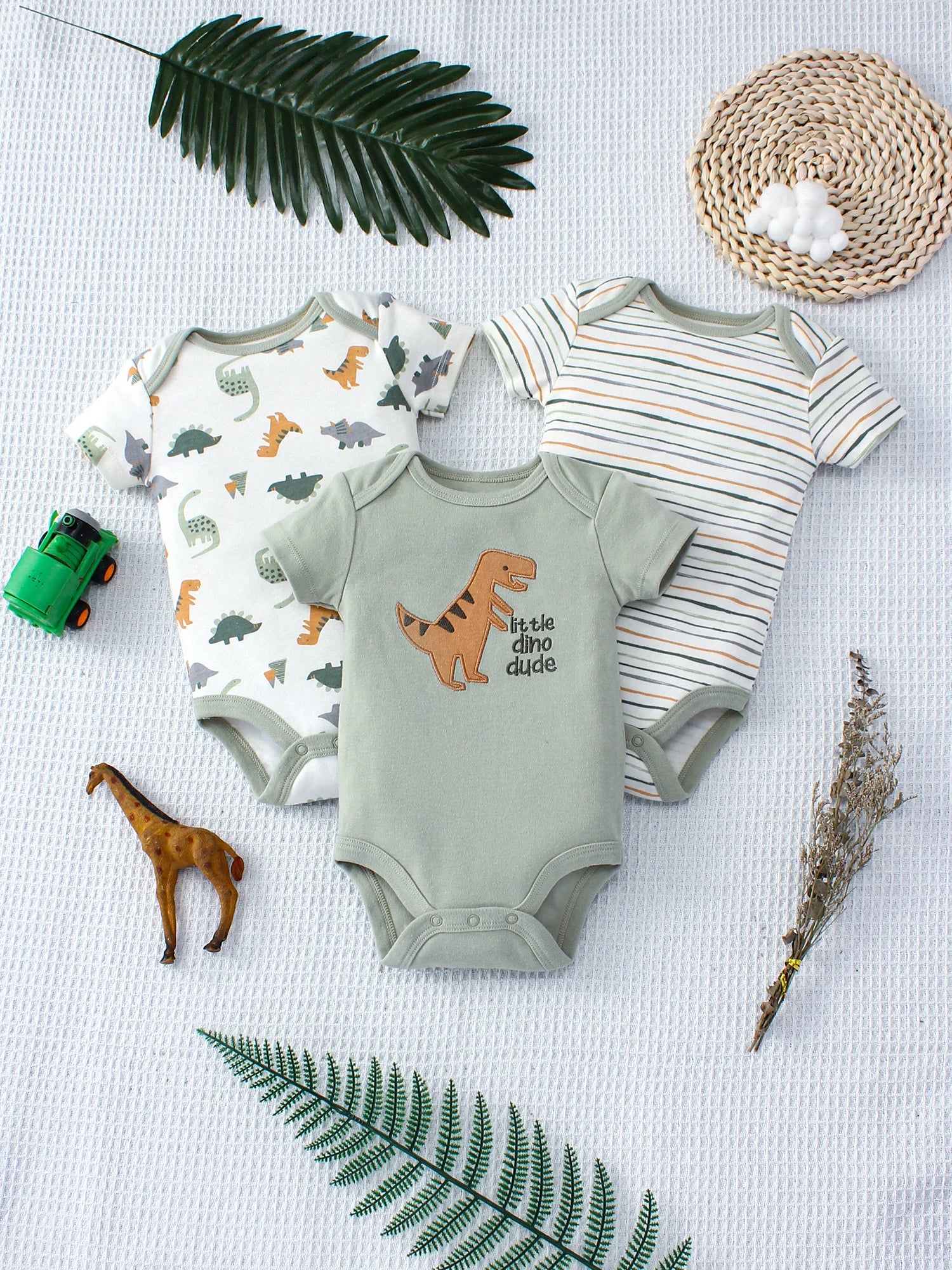 Conjunto Bodysuit de Verão para Bebê. Com Estampa de Dinossauro e Listras para Meninos de 0 a 9 Meses. 3 peças.