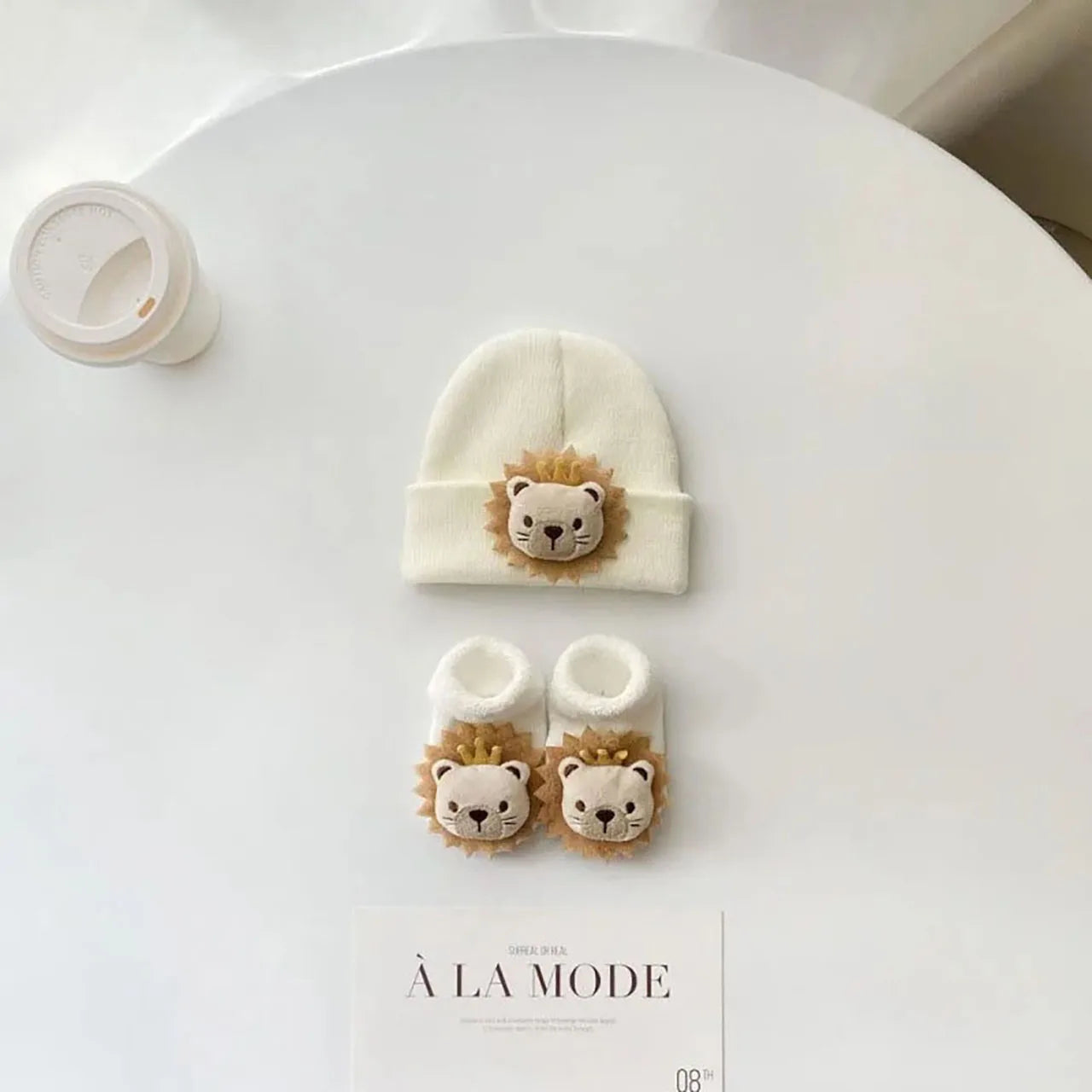 Kit Inverno para Bebê – Gorro de Tricô com Animais Fofos + Meias Quentinhas para Meninos e Meninas