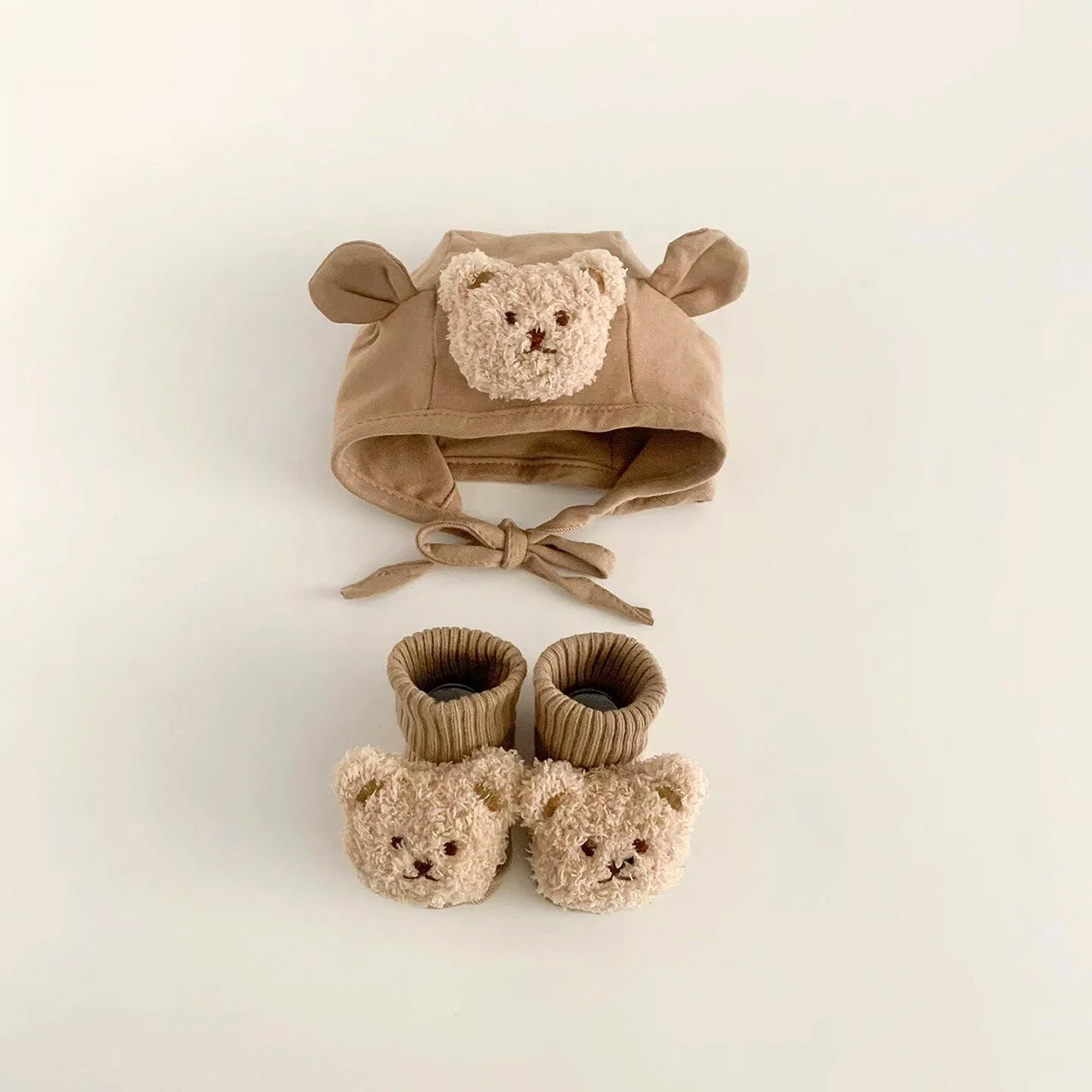 Kit Inverno para Bebê – Gorro de Tricô com Animais Fofos + Meias Quentinhas para Meninos e Meninas