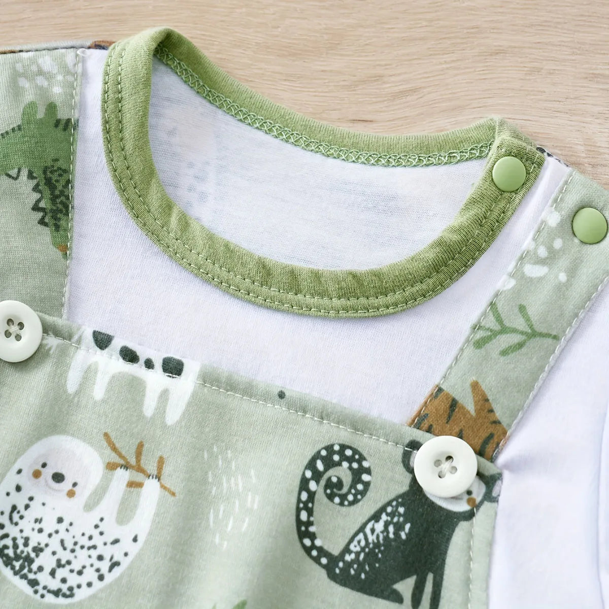 Macacão Adorável com Estampa de Animais do Zoológico para Bebê Menino Recém-Nascido. Conjunto Falso de Duas Peças com Mangas Curtas para Uso Casual.