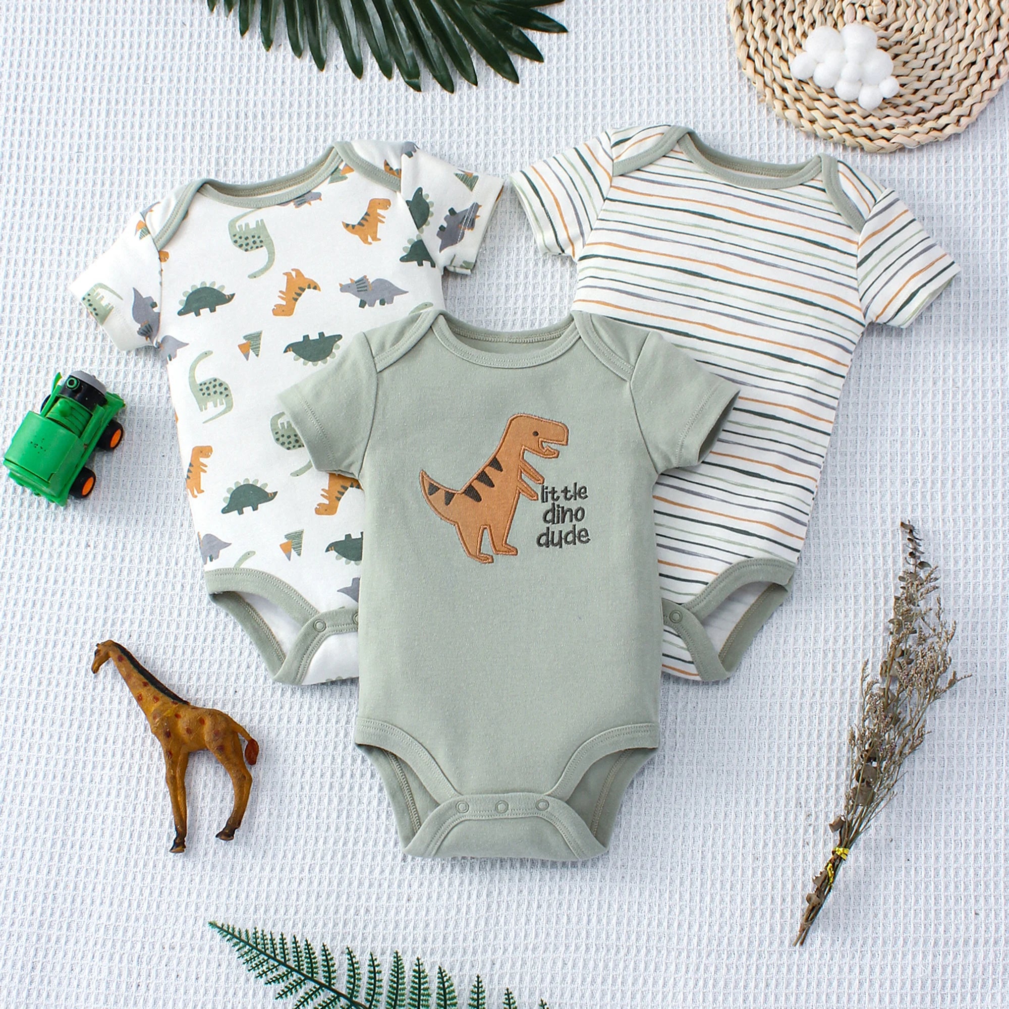 Conjunto Bodysuit de Verão para Bebê. Com Estampa de Dinossauro e Listras para Meninos de 0 a 9 Meses. 3 peças.