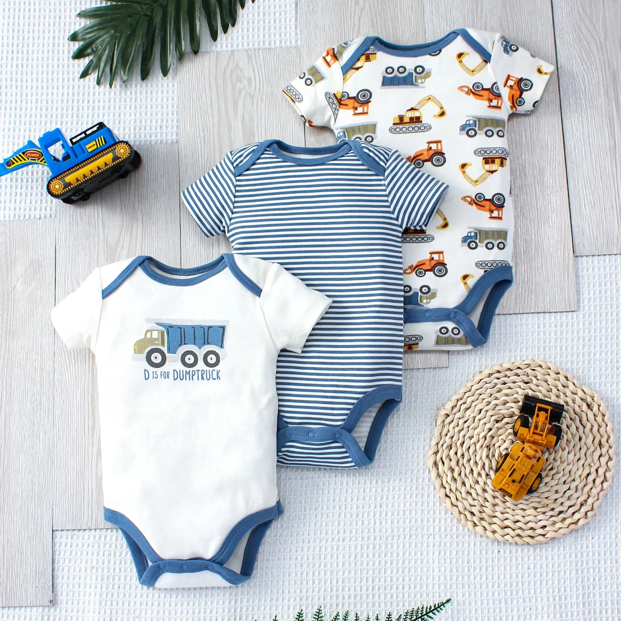 Conjunto Bodysuit de Verão para Bebê. Com Estampa de Dinossauro e Listras para Meninos de 0 a 9 Meses. 3 peças.