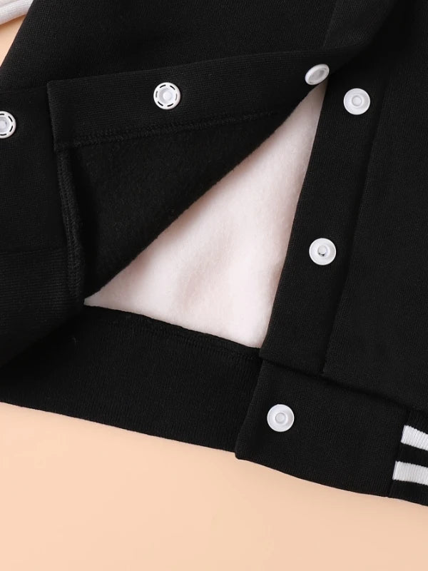 Conjunto de duas peças para meninos: Jaqueta varsity preta e branca com letra 'A' e calça moletom.