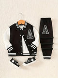 Conjunto de duas peças para meninos: Jaqueta varsity preta e branca com letra 'A' e calça moletom.