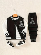 Conjunto de duas peças para meninos: Jaqueta varsity preta e branca com letra 'A' e calça moletom.