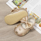 Meckior Sapatos de Bebê Clássicos com Laço Fofo em Forma de Coração. Solado Antiderrapante. Sapatos para Bebês e Meninas de 0-18 meses